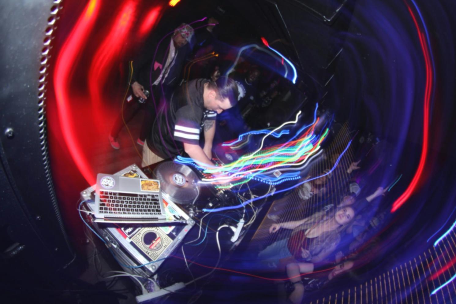 Професійна студія звукового дизайну з обладнанням та інтерфейсами для створення звукових ефектів